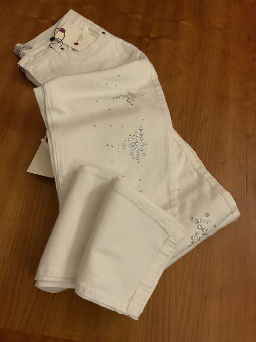Calça branca senhora com aplicações de brilhantes