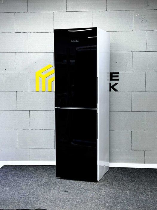 Скляний чорний холодильник Miele KFN4393 FD ws
