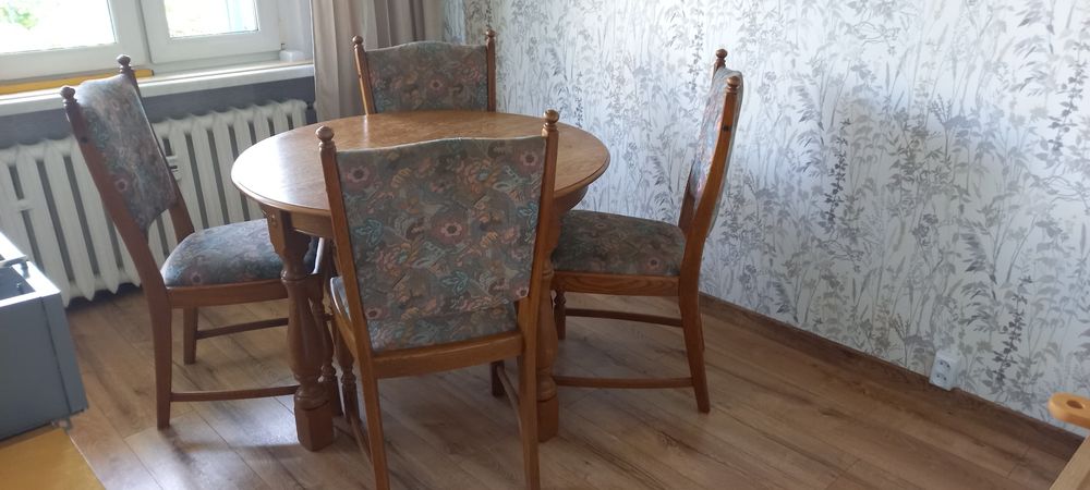 Stół okrągły rozkładany + 4 krzesła tapicerowane