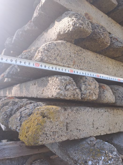 Стовпчики бетонні для огорожі або винограду