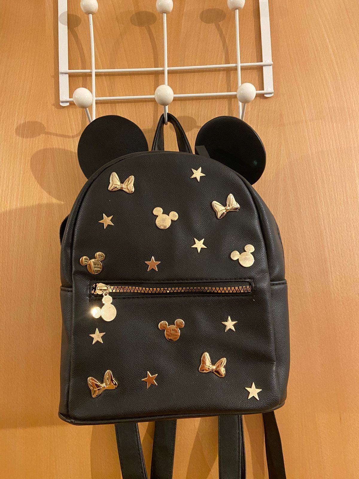 Mochilas na cor preta,  com a Mini e Mickey