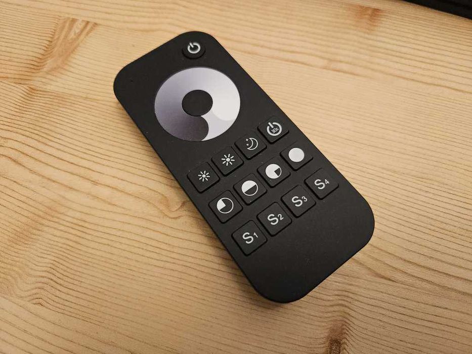 RT1 Pilot do oświetlenia LED Mono 1 strefowy 2.4GHz + uchwyt