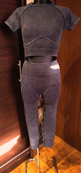 Komplet damski prazek modelujący grafit leginsy + krótsza bluzka