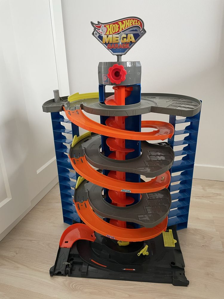 Tor Hot Wheels Zakręcony Mega Garaż GTT95