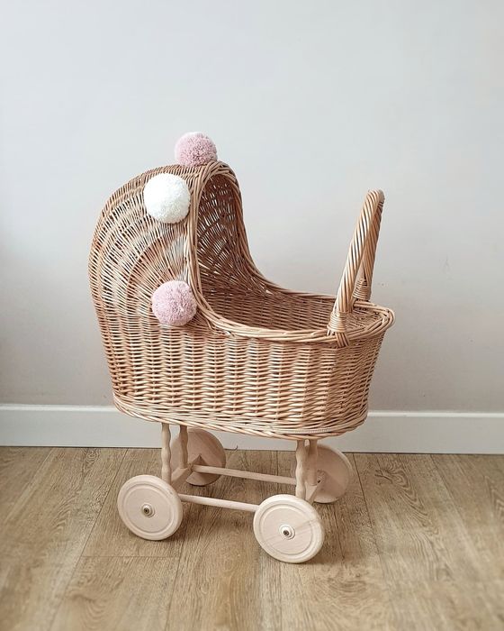 Wiklinowy wozek dla lalek, misiow handmade pompony