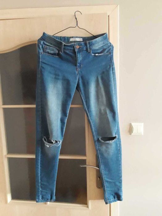 Jeansy skinny z dziurą