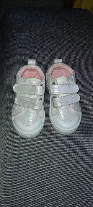 Nowe błyszczące trampki 20