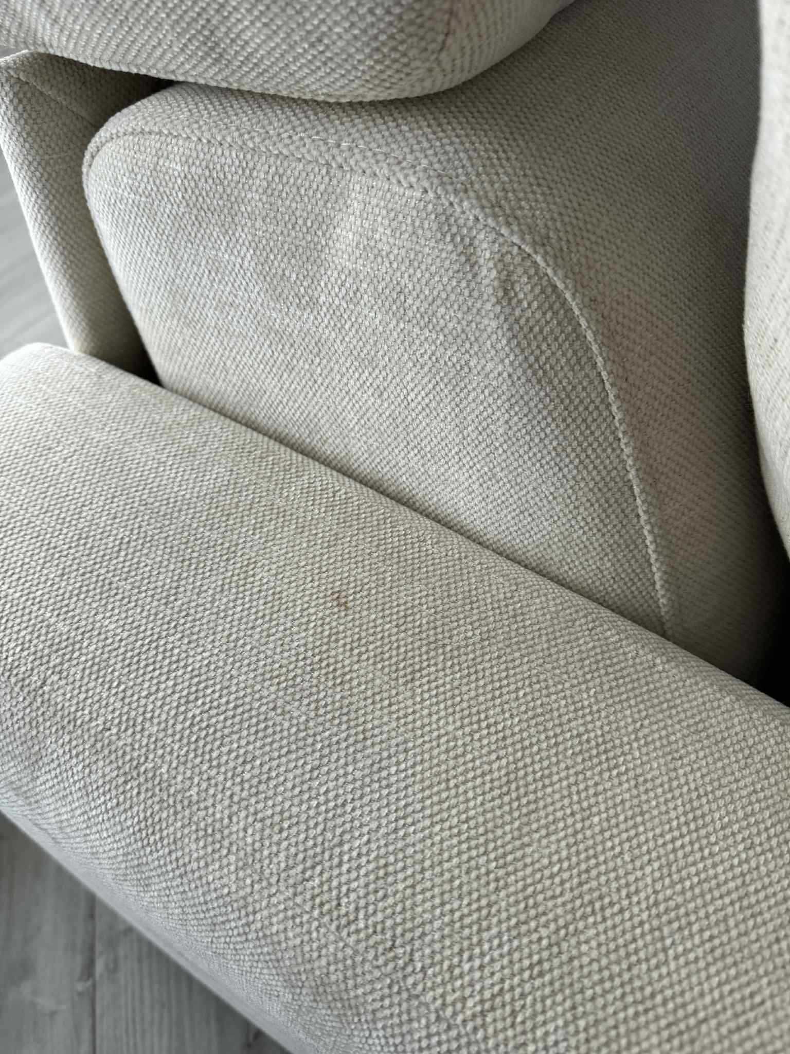 Beżowa sofa rozkładana z materacem