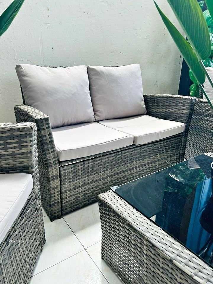 oferecer novos sofás e mesa de jardim envio grátis