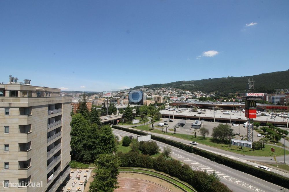 T2 c/ escritório, equipado e mobilado. Último andar. Garagem dupla.