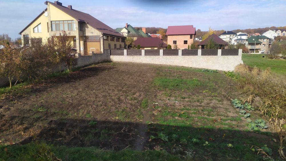 Продам будинок біля спорбази гарний краєвид.Навпроти Галицький ботаніч