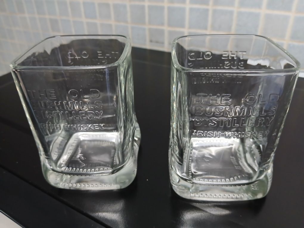 2 copos de whiskey