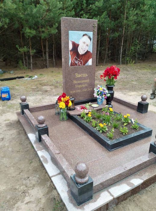 Памятники и другие изделия из гранита