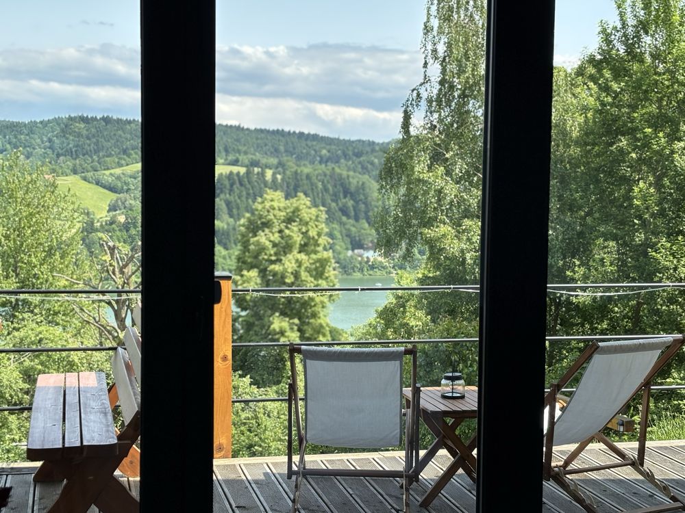 Domki w Bieszczadach nad Soliną z widokiem na Jezioro Solińskie i góry