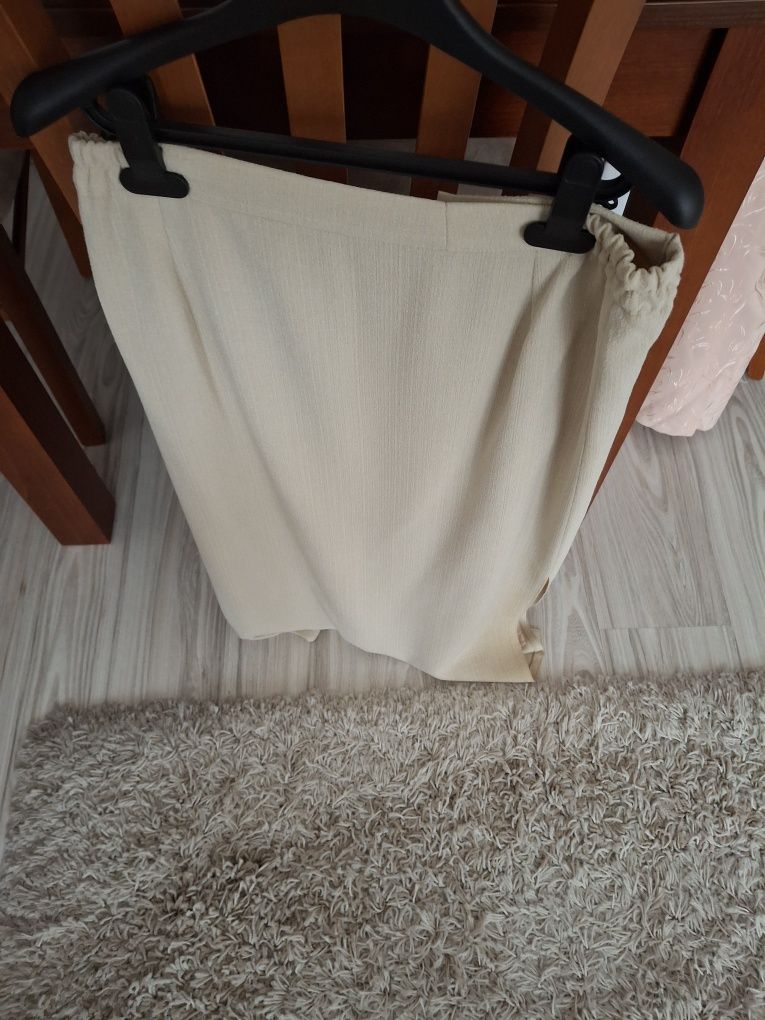 Cienka beżowa spódnica na podszewce