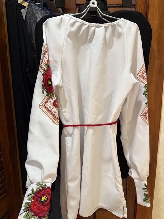 Продам вишиванку на дівчинку