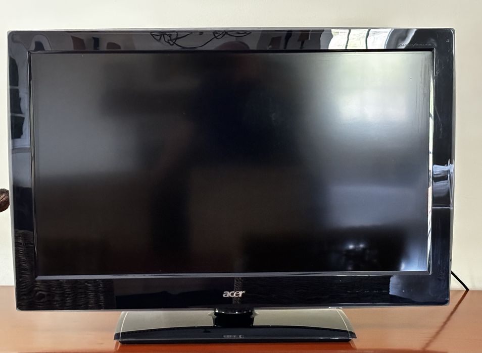 32-inch Acer LCD TV with remote control64586355965313120