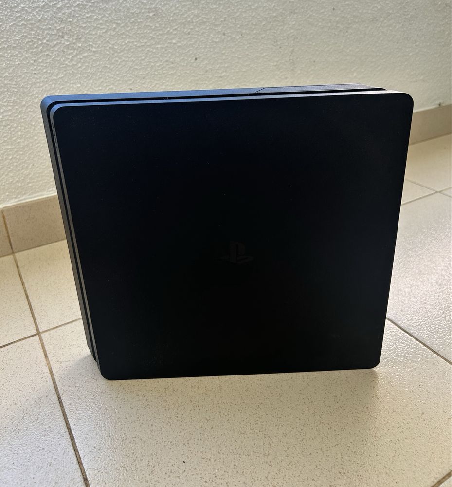 Consola PlayStation 4, com cabos incluídos. Memória de 500GB