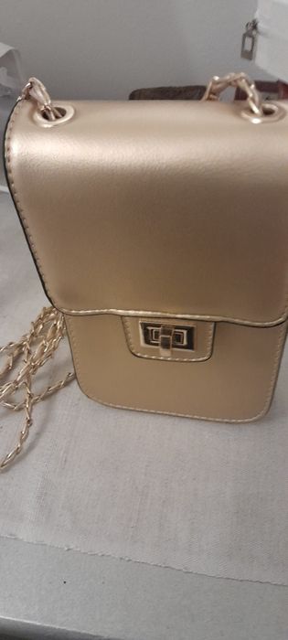 Mala pequena /em dourado