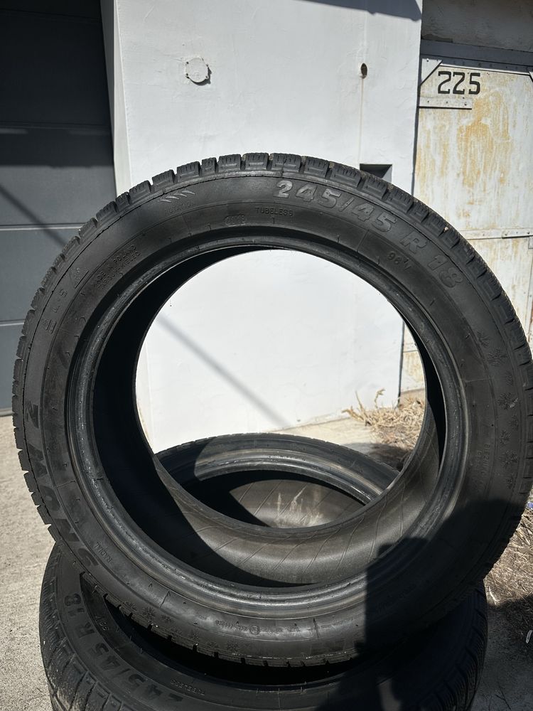 Продам зимнюю резину 245/45/18