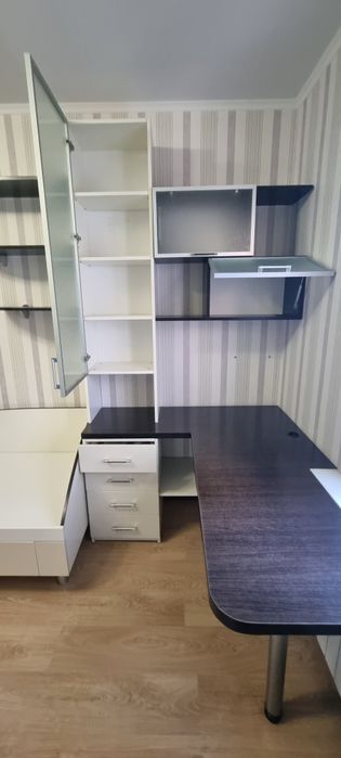 Продам комплект меблі в дитячу кімнату .