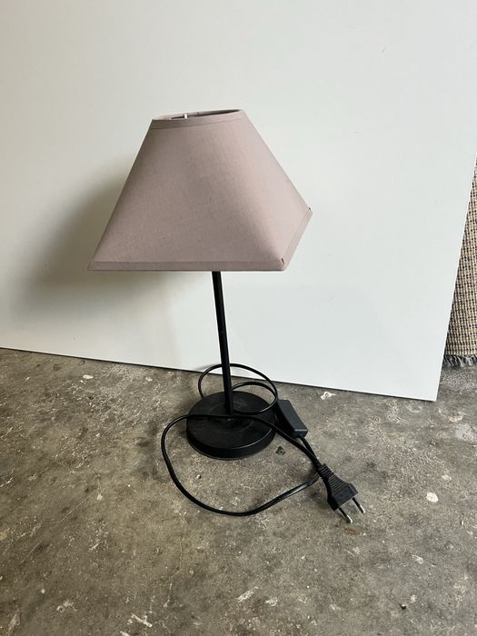 Candeeiro de mesa bege e preto