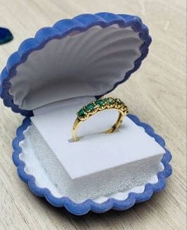 Золотое кольцо с изумрудами.