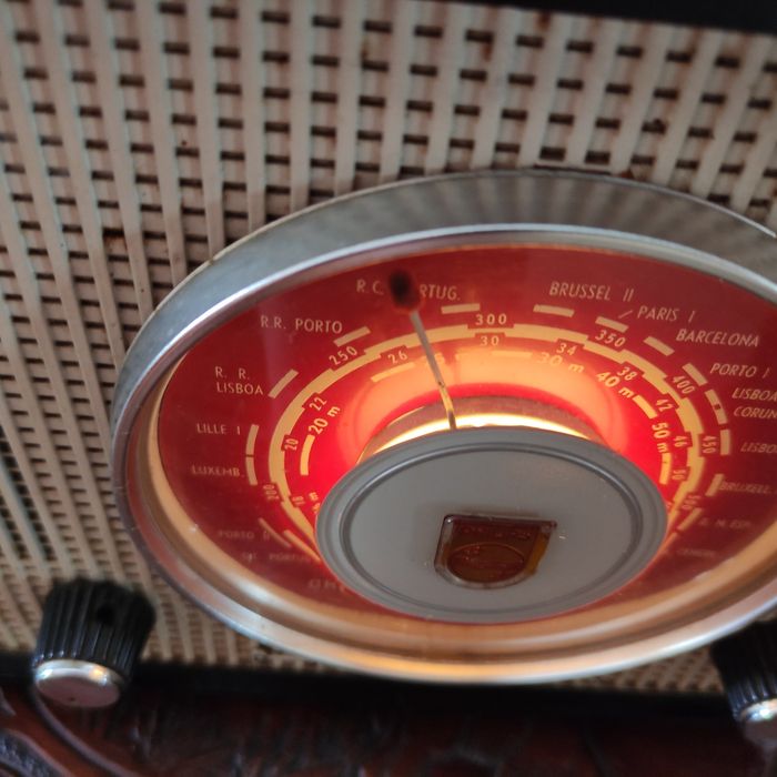 Rádio antigo Philips (anos 50-60), a funcionar