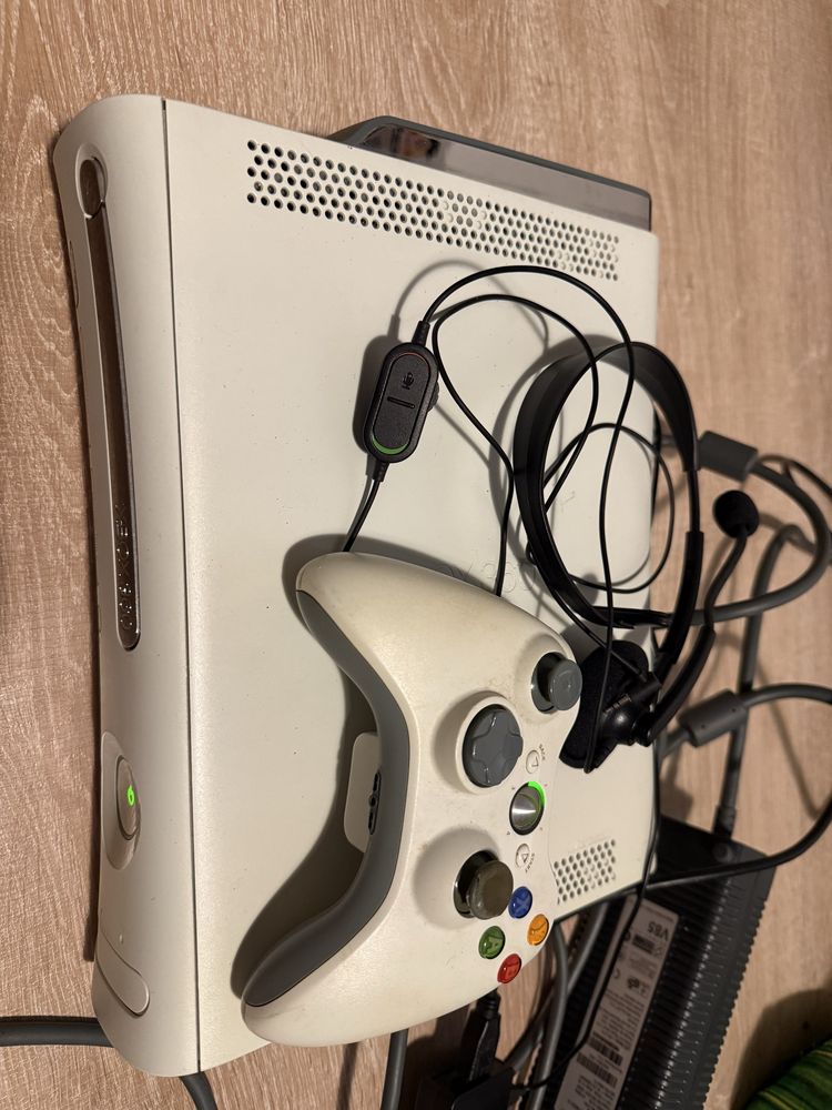Xbox 360 com HDD + Auricular + Comando + Adaptador HDMI