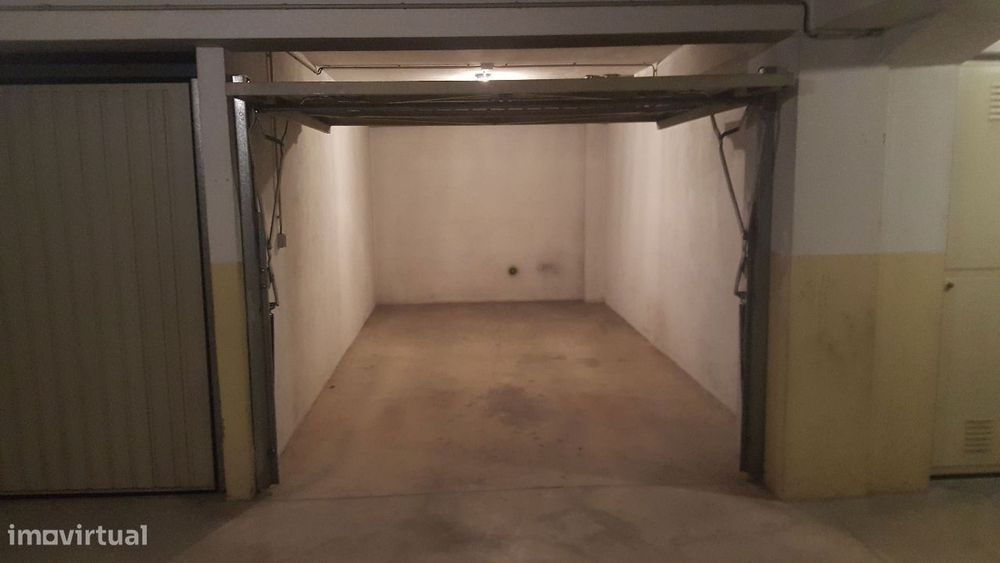 Arrenda-se Garagem Fechada 1 carro ou Arrecadação, Armazém em Braga