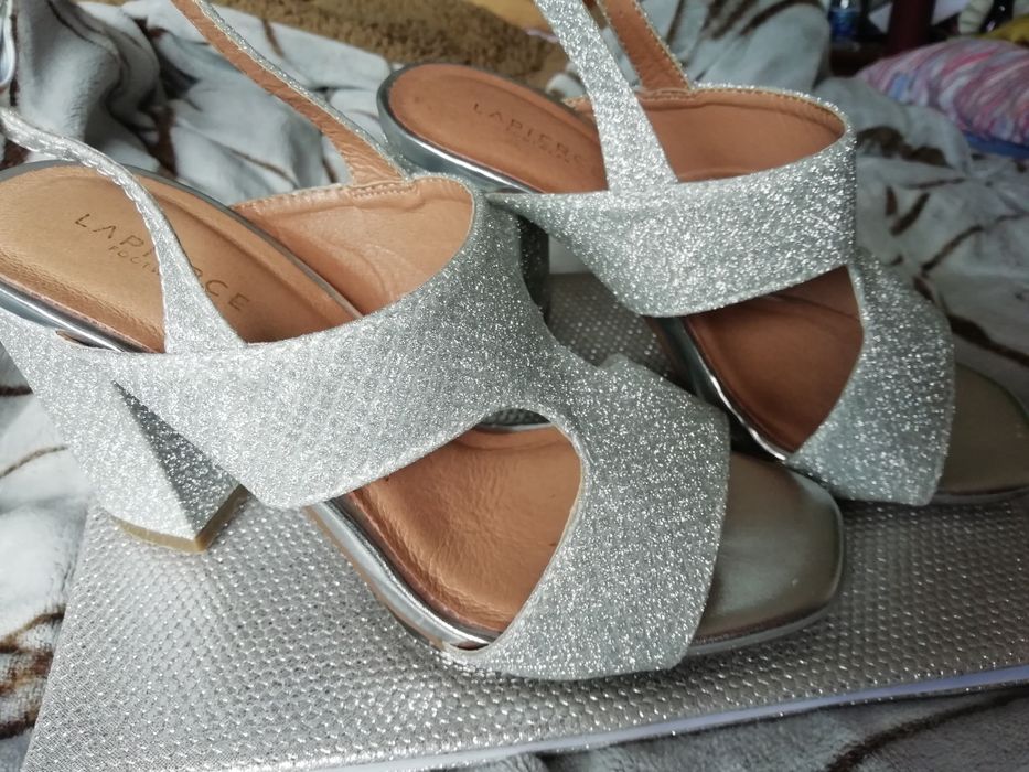 Sandálias e pochete