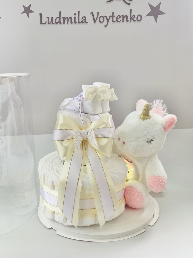Торт подарунок малюку у пологовий на хрестини з памперсів підгузки