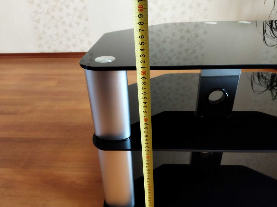 стол из стекла с алюминиевыми ножками.