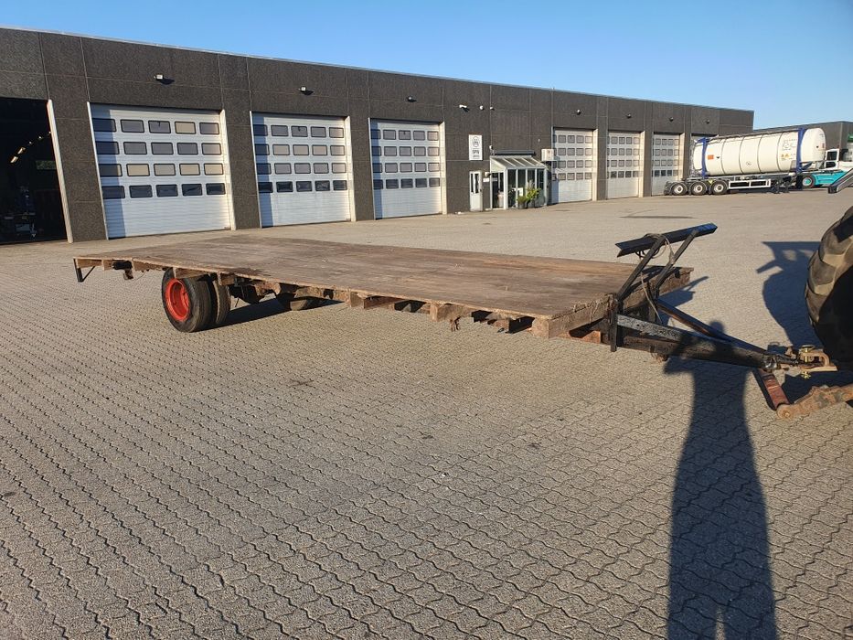 Przyczepa do bel słomy platforma