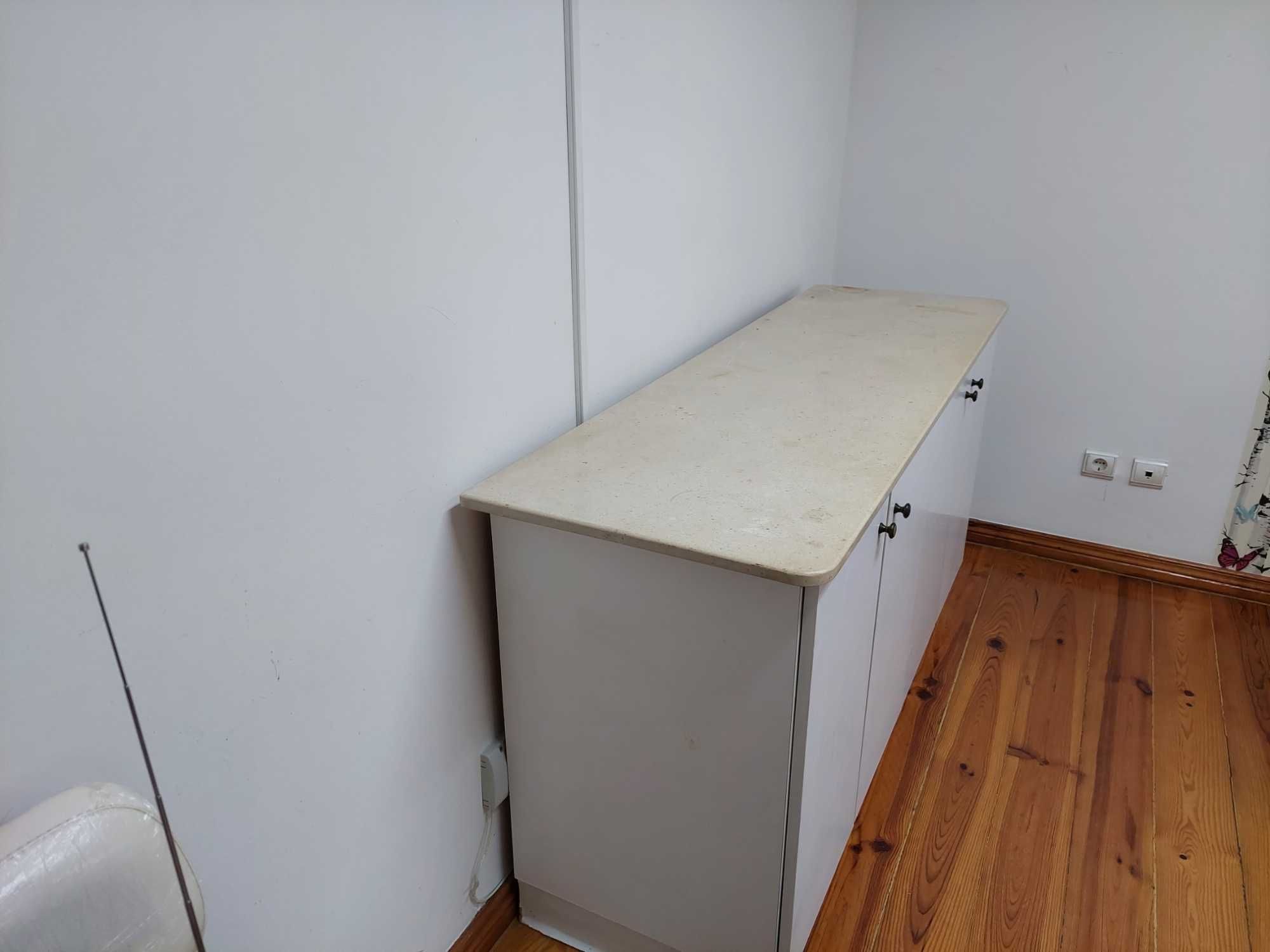 Movel branco com tampo em mármore