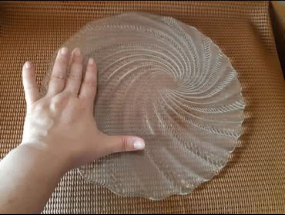 Prato para bolo em vidro com relevo em forma espiral
Para desocupar