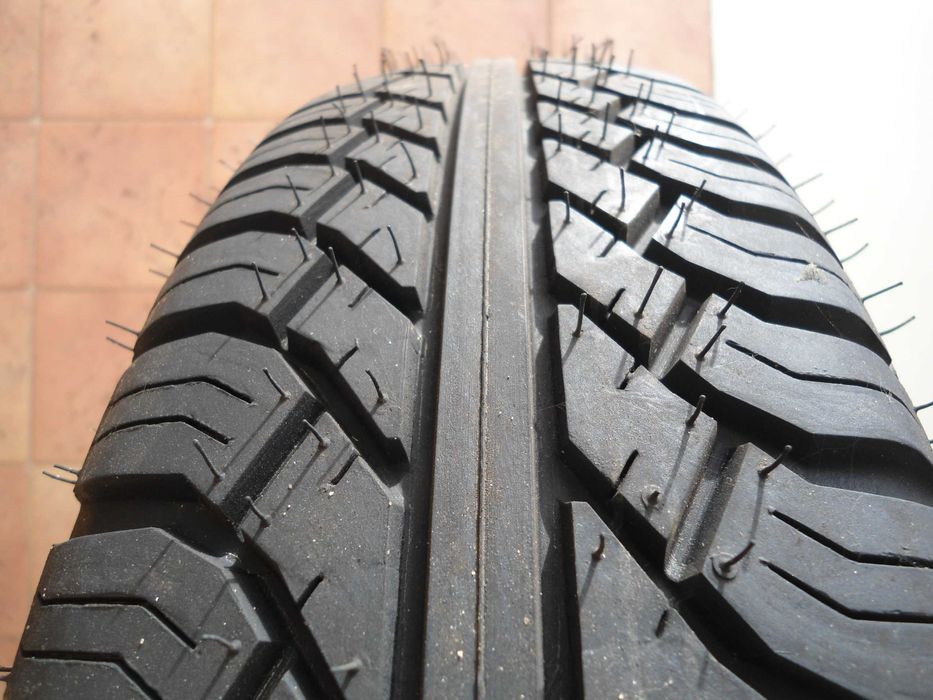 Pneu 145 / R12 NOVO Marca Debica