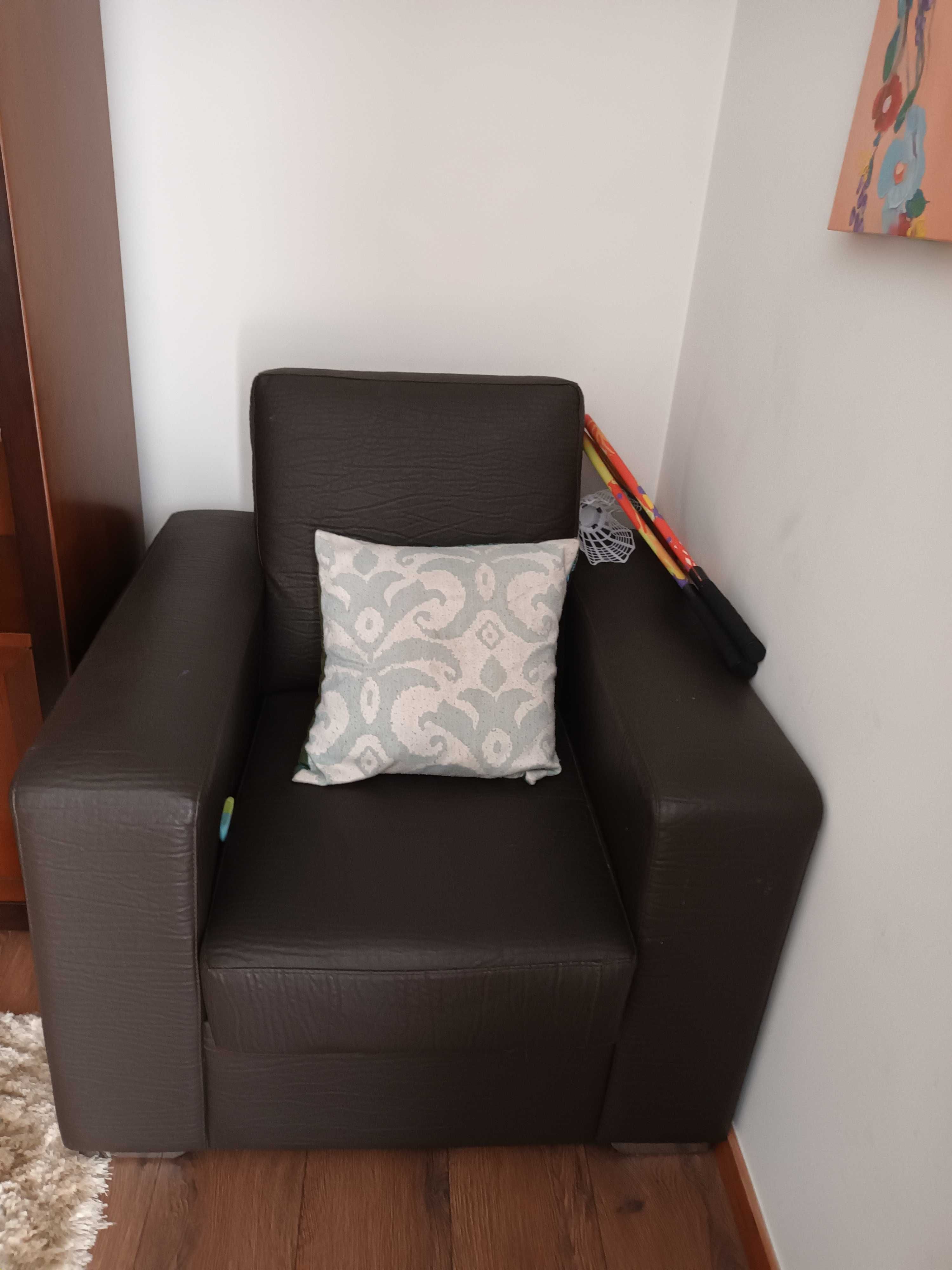 Sofa cama excelente + 1 poltrona oferta. Desocupar urgente.