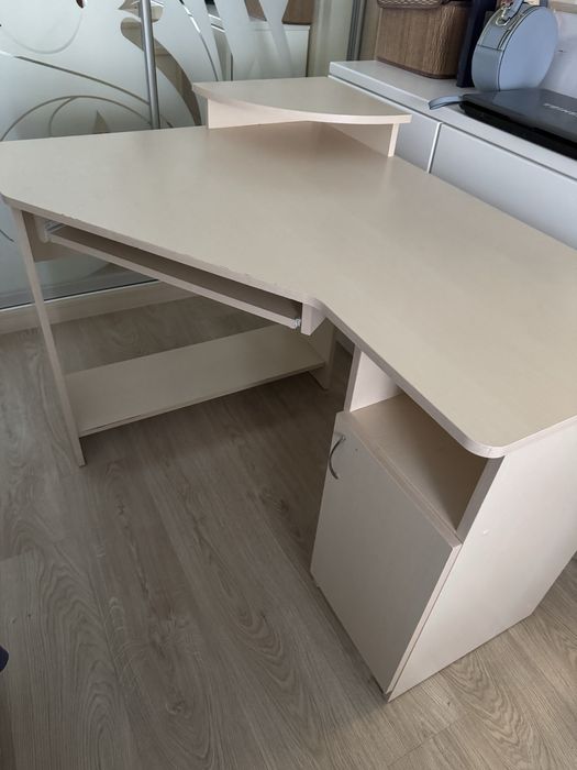 Стол письменый в хорошем состоянии