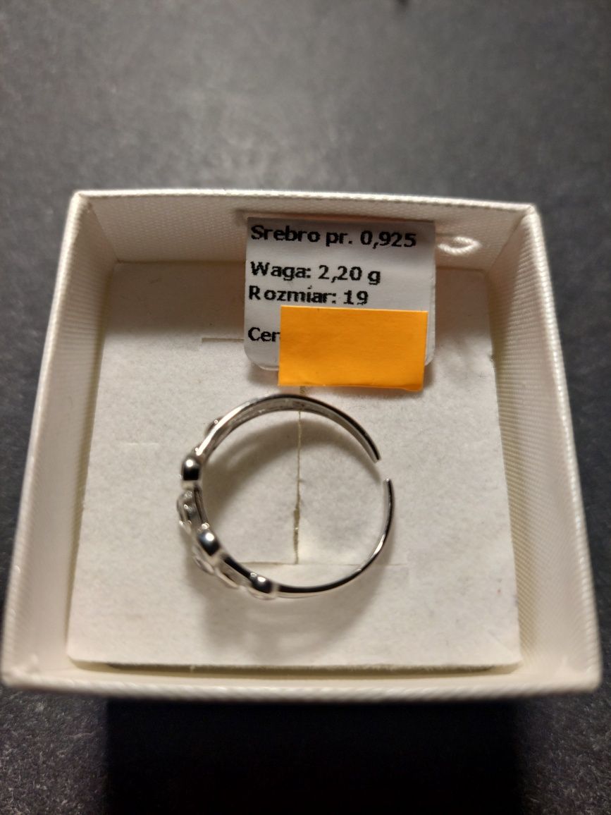 Pierścionek srebrny z cyrkoniami r 19