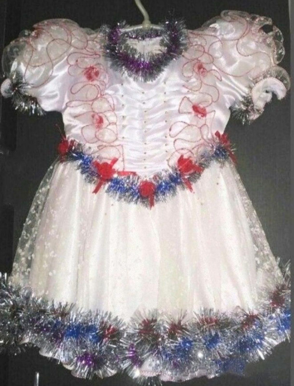 Нарядное красивое платье 3-5лет