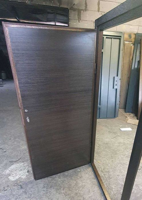 Продам двері з металу для офісу або складу