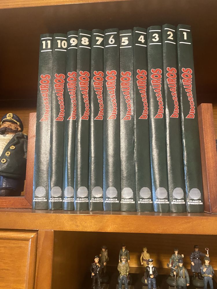 Vendo coleção “ Dinossauros”, 11 volumes encadernados