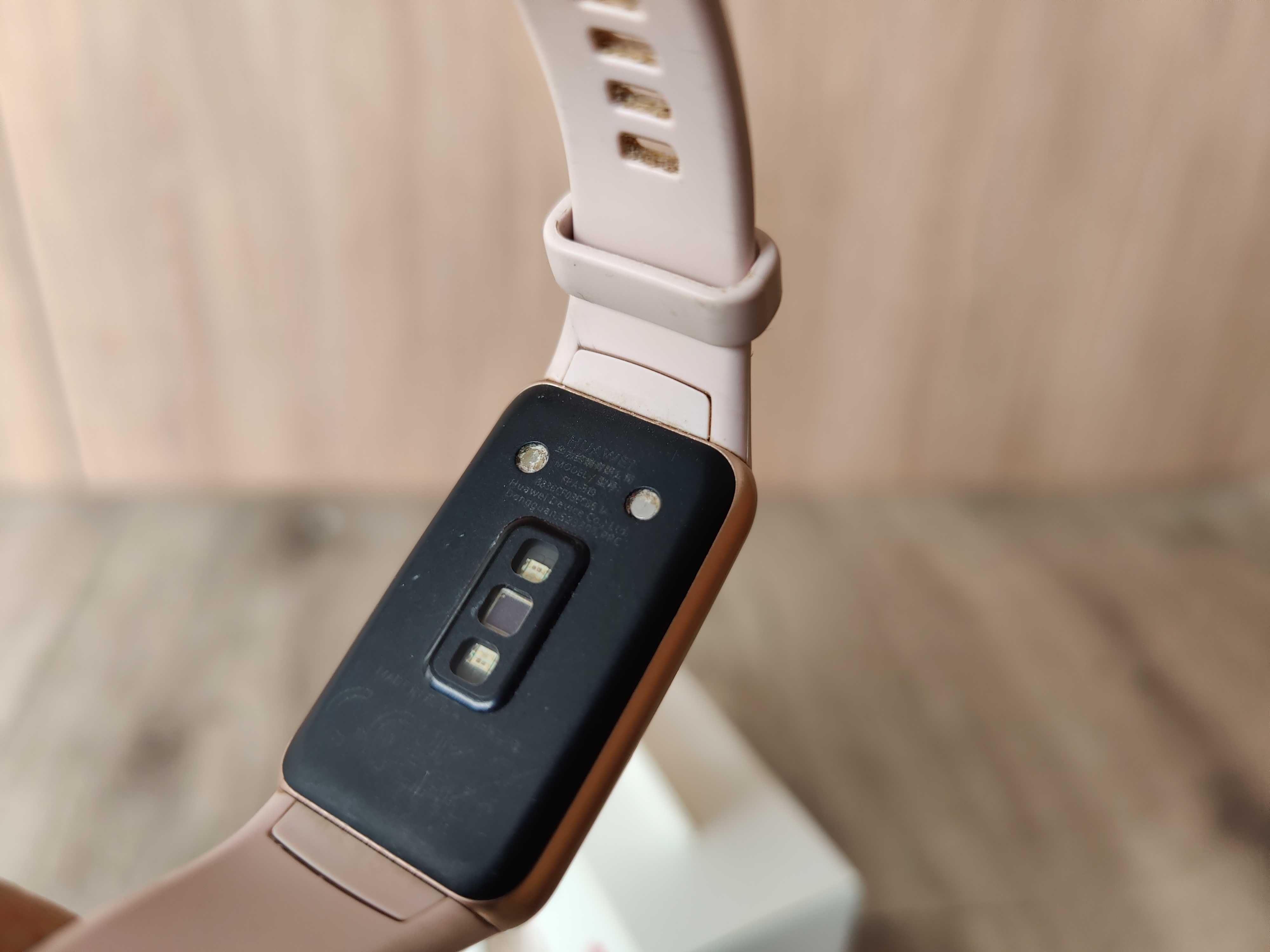 Фитнес-браслет Huawei Band 6 FRA-B19