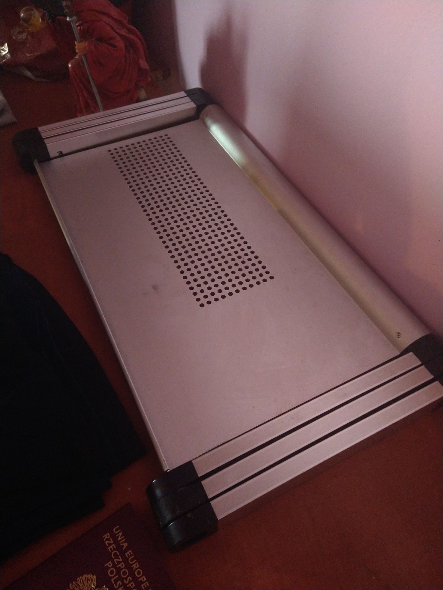 Regulowany stolik nocny na laptopa
