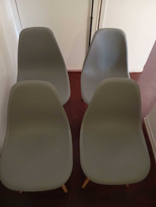 4 Cadeiras Novas  a  venda