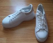 Білі кросівки на високій підошві GoGo Shoes