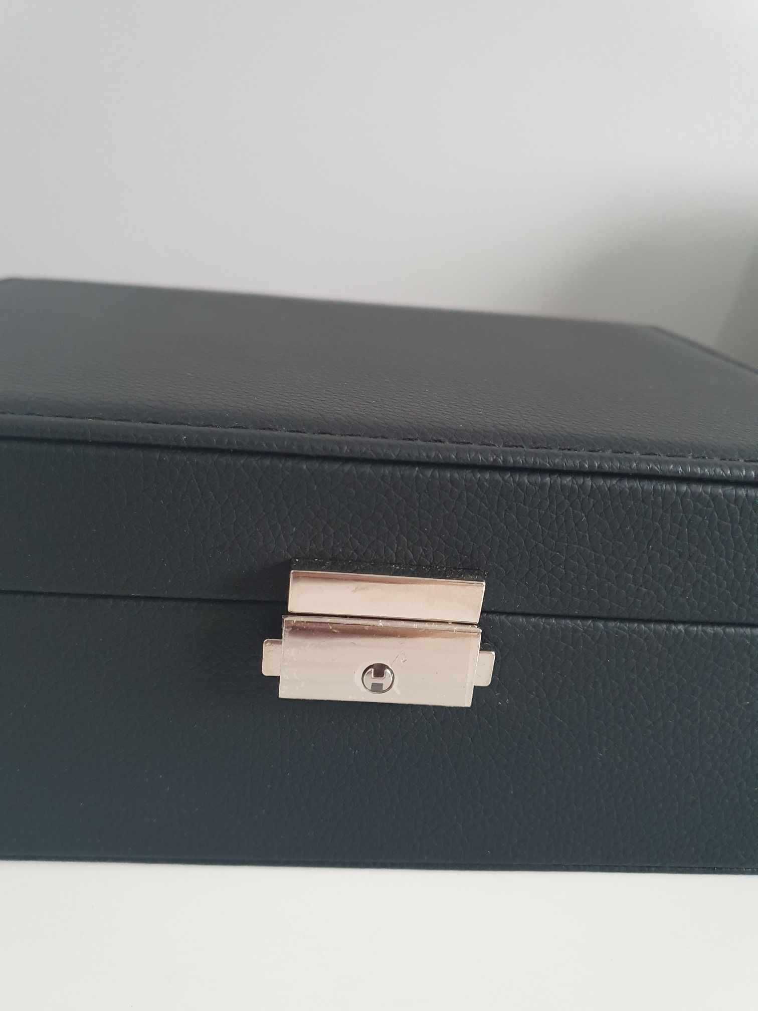 Czarna szkatułka kuferek na biżuterię elegancka organizer