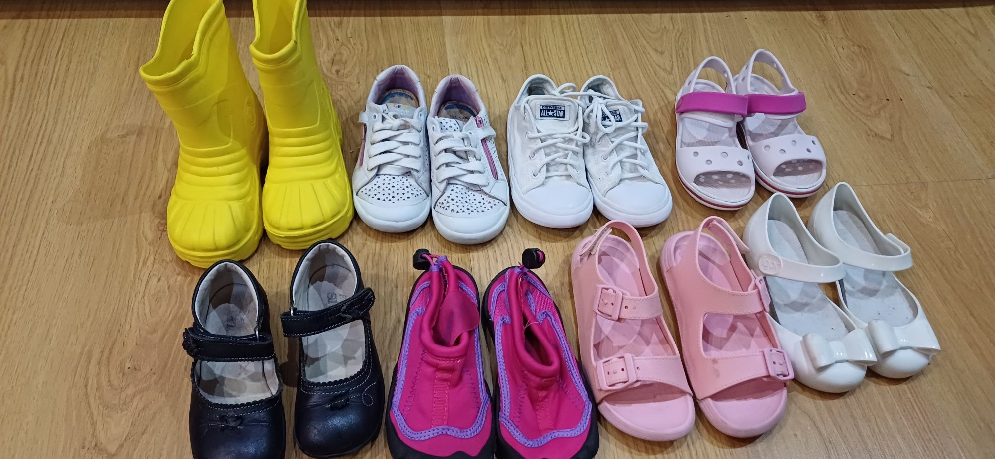 Vários sapatos para menina. E Muito bom estado. Limpos e desinfectados