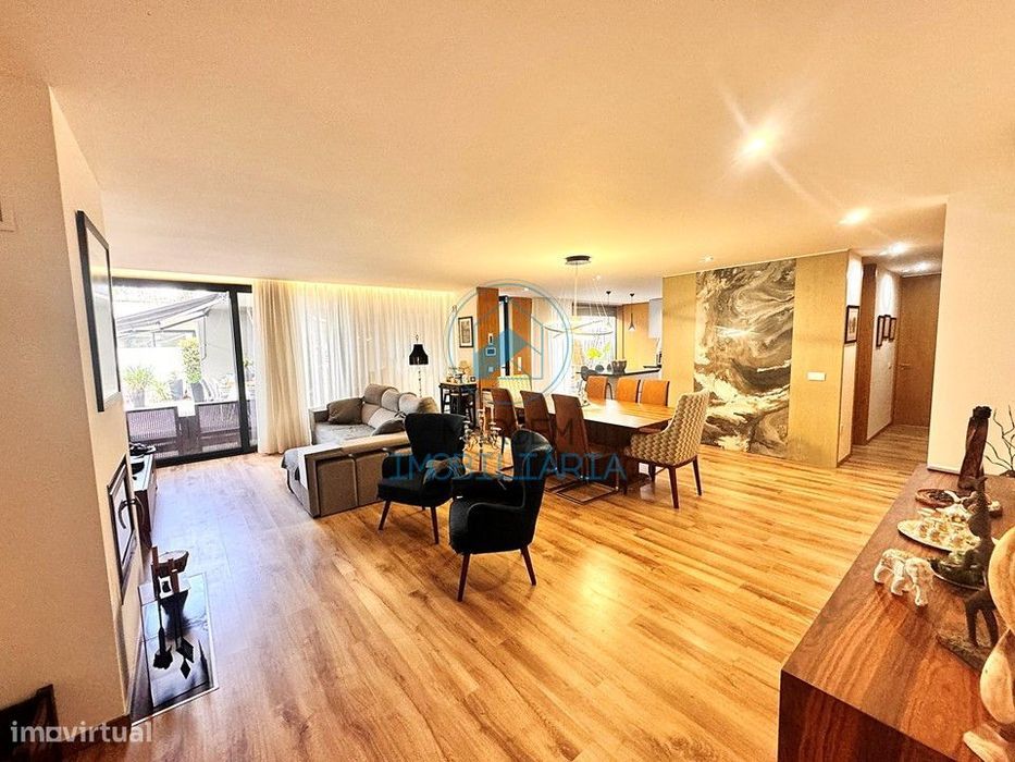 Moradia térrea individual – Painéis; AC; Lareira, Garagem